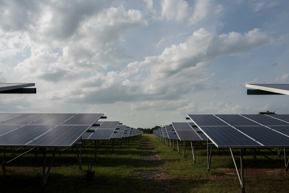 conjunto de usinas solares dispostas em um campo.