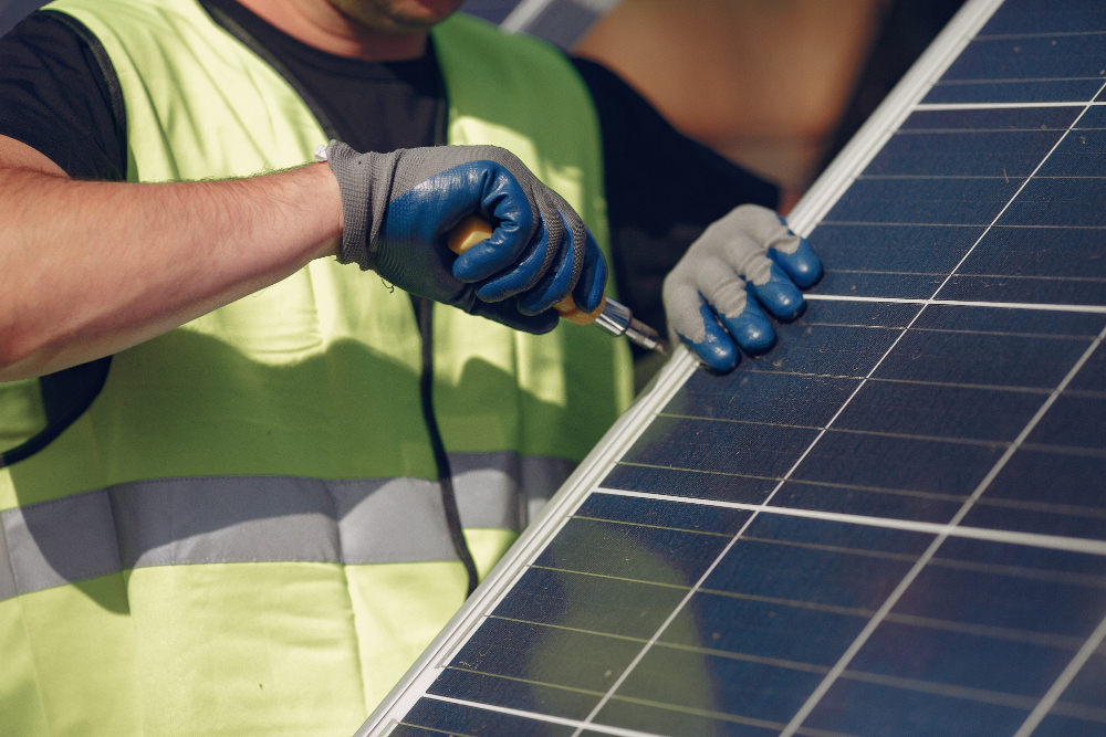 Painéis solares instalados em telhado de comércioo representando a abertura do mercado livre de energia